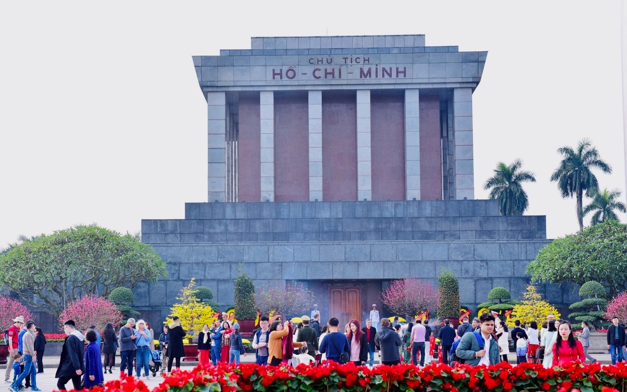 Đoàn khách tham quan lăng Bác mỗi ngày